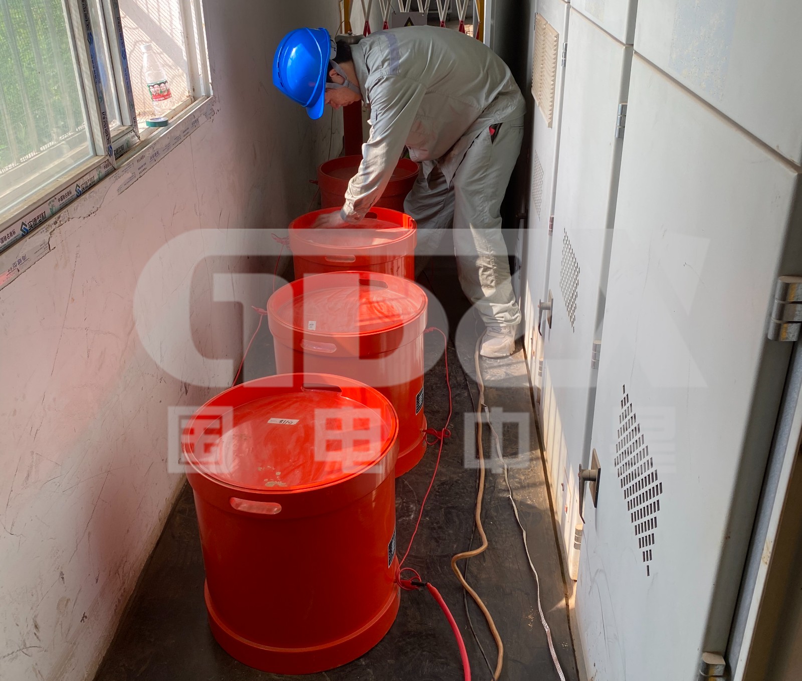 技術人員正在連接設備 技術人員正在連接設備